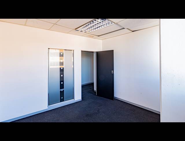 1,100M² OFFICE TO LET IN FERNDALE